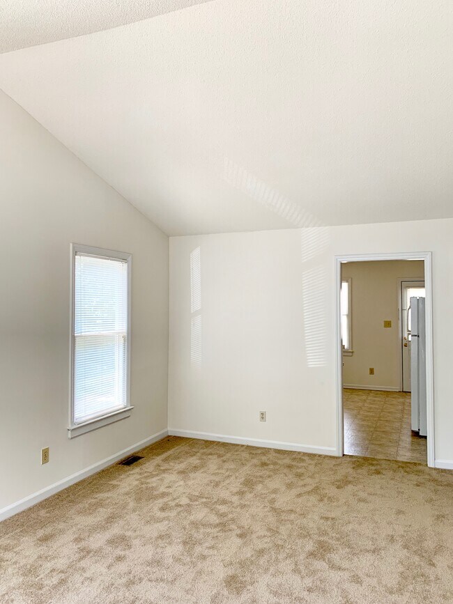 Building Photo - 110 Hawthorne Ln W