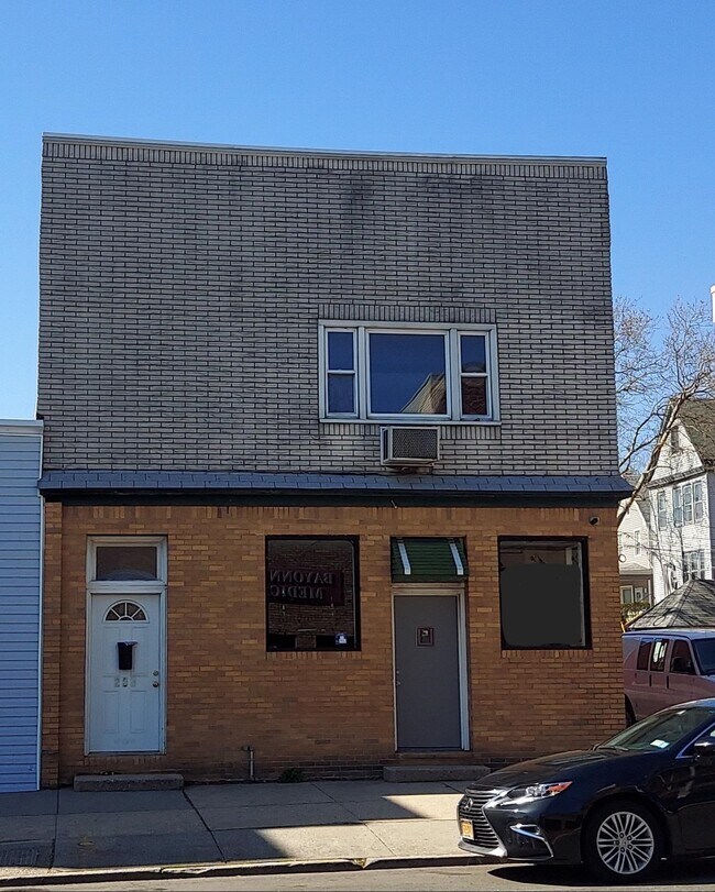 Building Photo - 263 Broadway