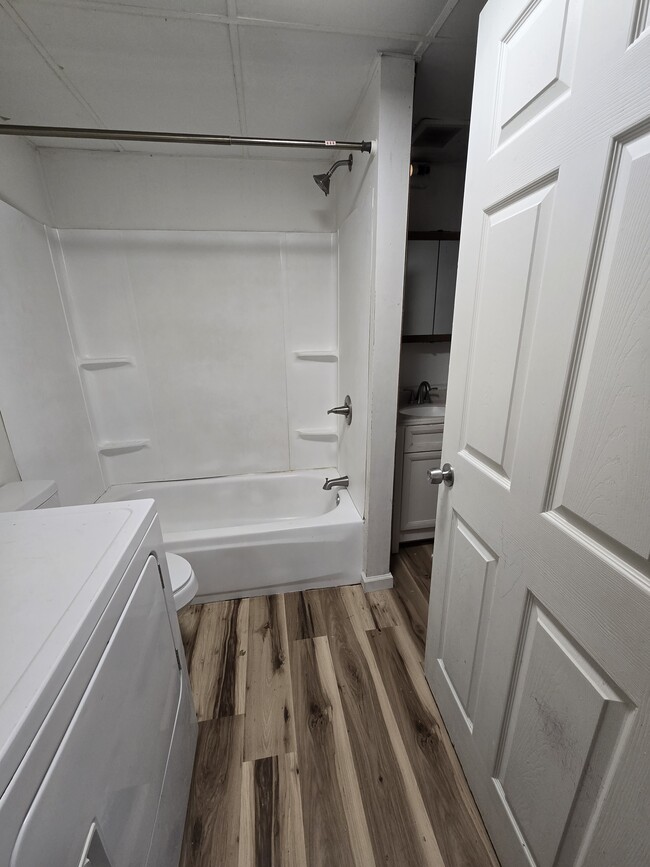 Building Photo - 721 E 8th St