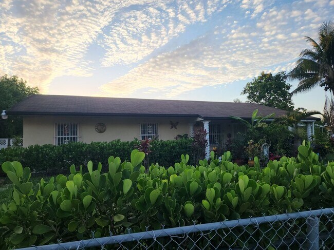 Building Photo - 15830 E Bunche Park Dr