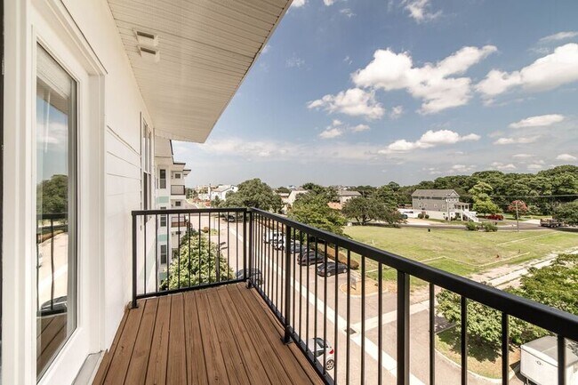 Foto del edificio - 2211 Pretty Lake Ave