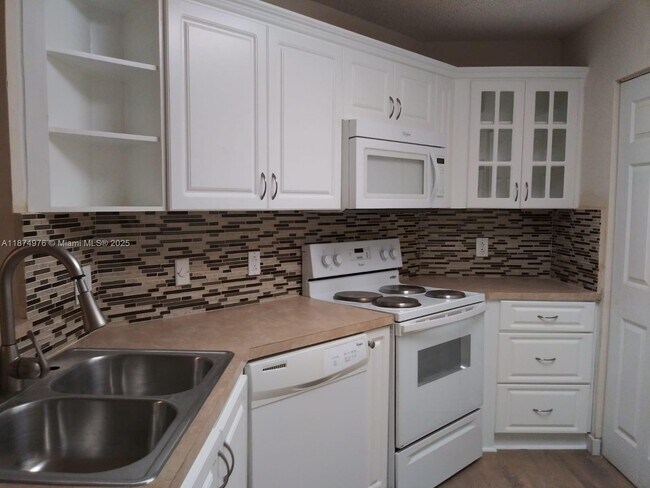 Foto del edificio - 6296 NW 186th St