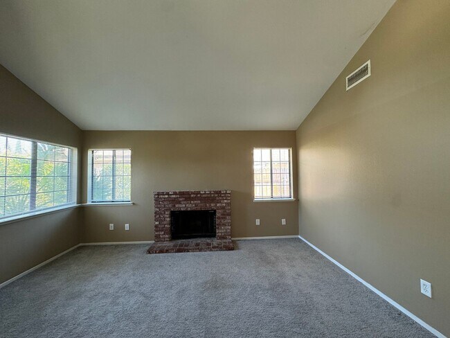 Building Photo - Charming Southwest Home!