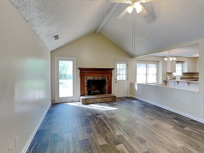 Foto del edificio - 6515 Birdsong Ln