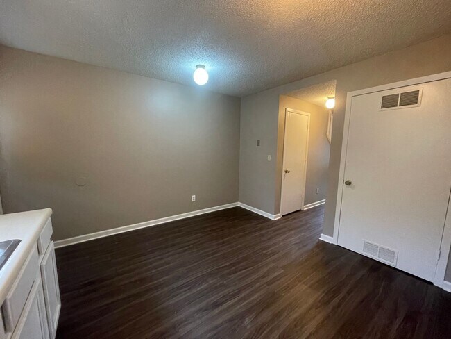 Building Photo - 2507 W 27th Street C