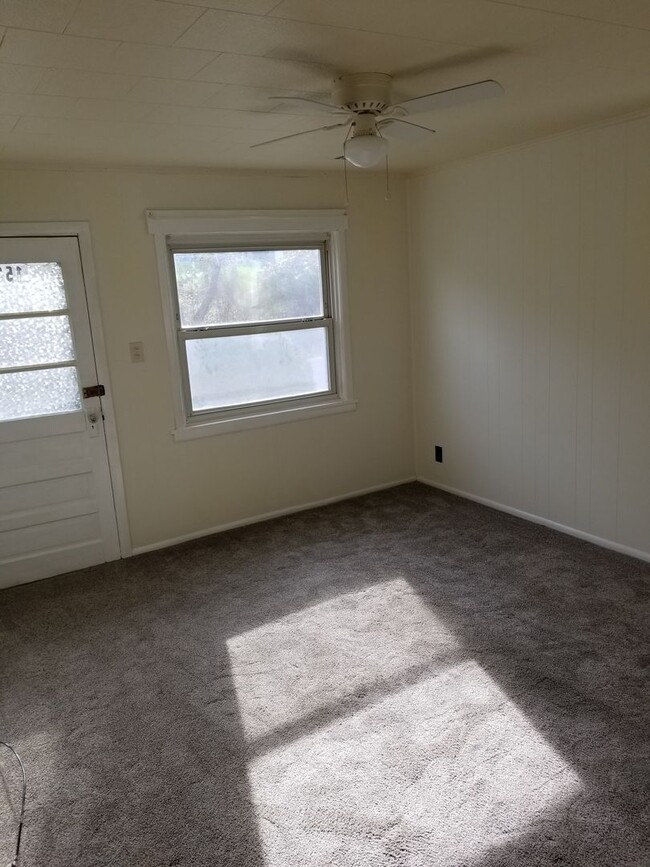 Building Photo - Two Bedroom House