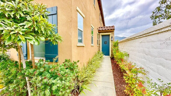 Building Photo - Beautiful, Stand Alone Condo in Resort-lik...