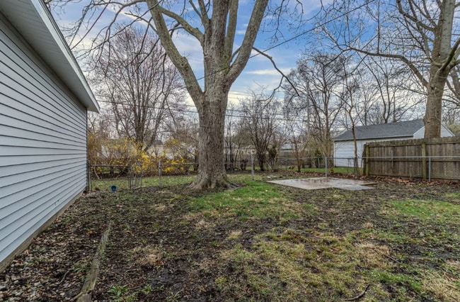 Building Photo - 1827 Parkdale Dr