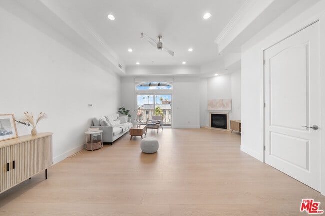 Building Photo - 309 S Mariposa Ave