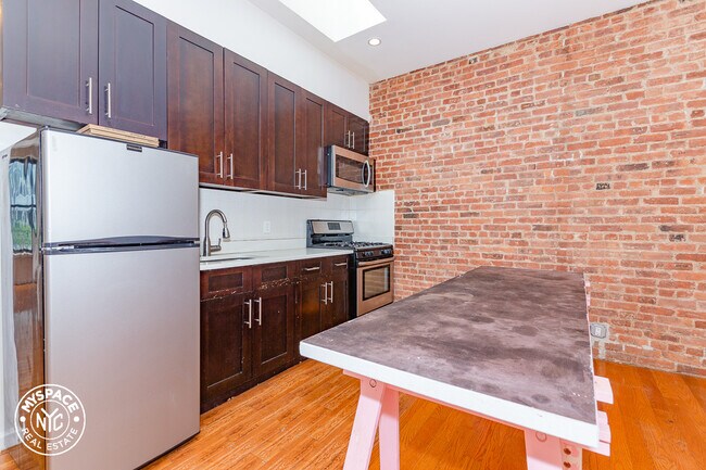 Foto del edificio - 212 Rogers Ave