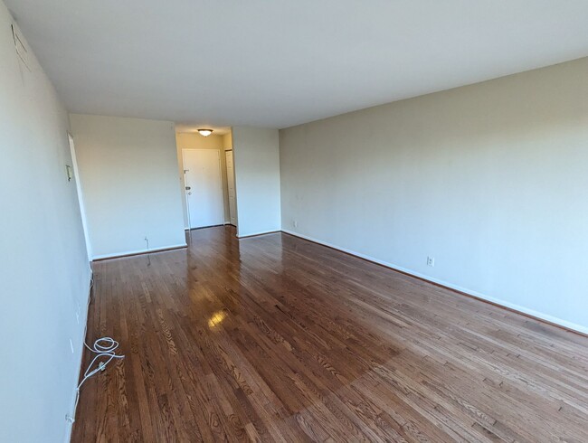 Building Photo - Beautifully maintained and recently renova...