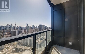 Building Photo - 585 Bloor St E