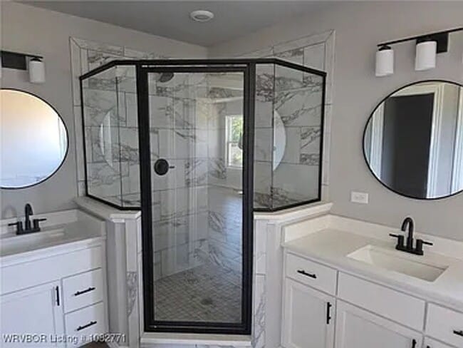 Building Photo - 3 Bedroom Luxury House