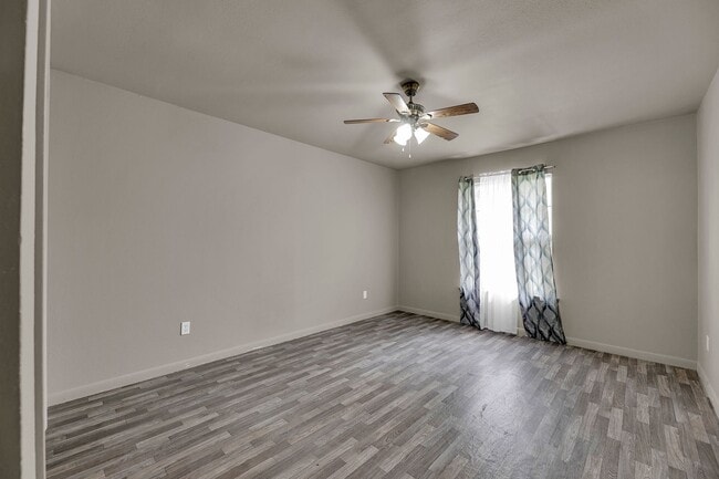 Building Photo - 810 S 16th 1/2