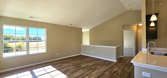 Foto del edificio - Bedroom, 1 Bathroom, Mid, Second Floor, Ap...