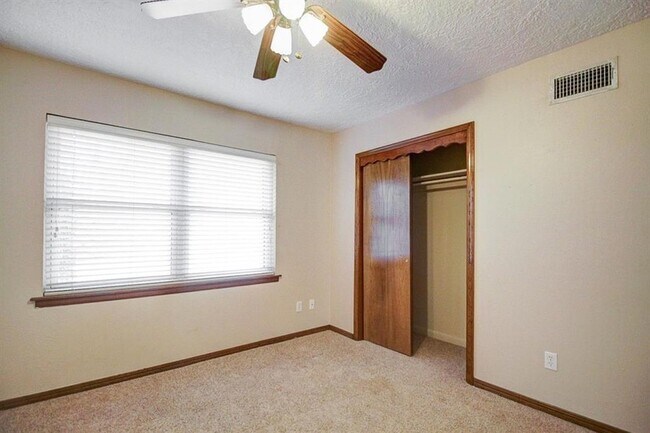 Foto del edificio - 805 Willow Ln