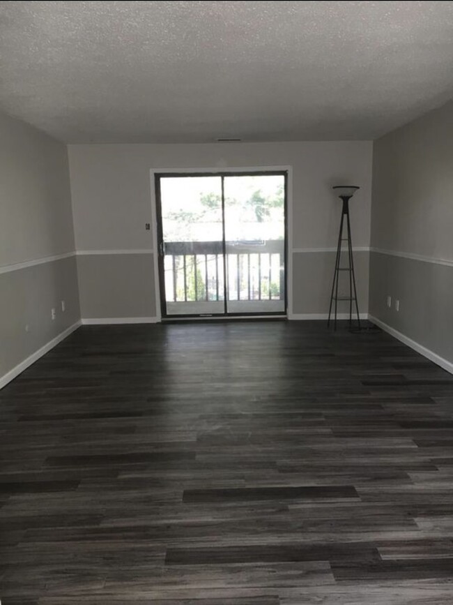 Foto del edificio - 26-10 Laurel Springs Ln