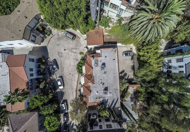 con 1, - 2166 Beachwood Ter