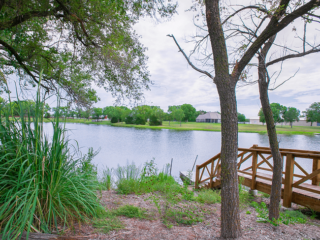 Lago para pesca abastecido. - MacArthurs Lake Apartments