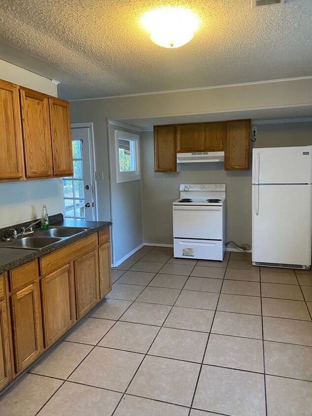 Primary Photo - 4bdrm 1bath Home in Millington