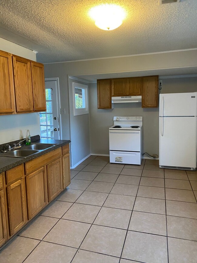 Building Photo - 4bdrm 1bath Home in Millington