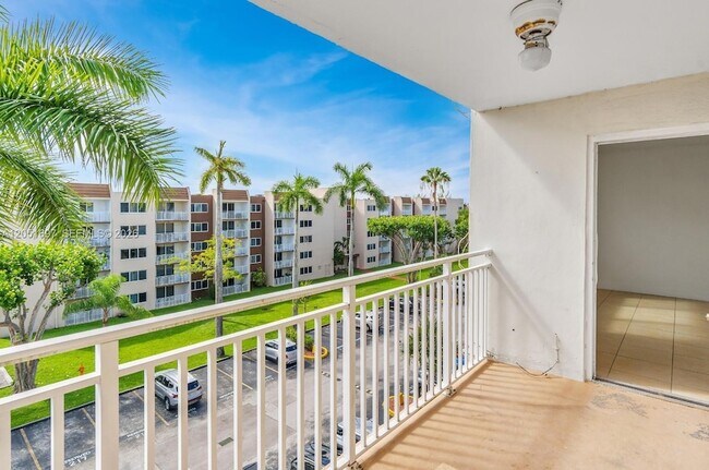 Photo - 6950 Miami Gardens Dr Unit 2-501 Apartment