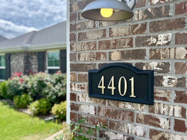 Building Photo - Gorgeous Home with Vaulted Ceilings and Large Fenced Yard! Spacious 3 Bedroom and 2 Bath Home!