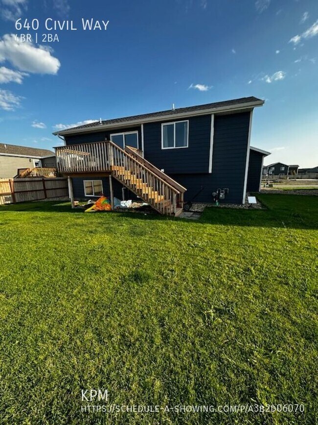 Building Photo - * PENDING APPLICATION * 4 BED | 2 BATH | D...