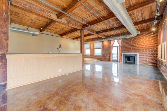 Building Photo - Huge Luxury 2 Story Condo with Private Roo...