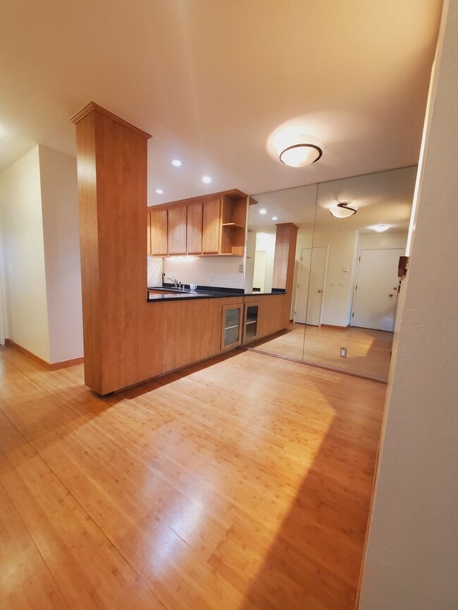Building Photo - Tasteful Single Story Condo 1bd/1ba - Grea...