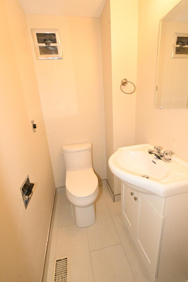 Photo du bâtiment - 3 bedroom in Prince George BC V2M 3B7