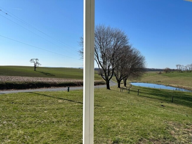 Building Photo - Four Bedroom 1.5 Bath Farm House in Hamburg