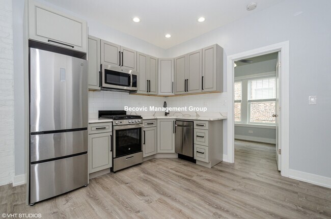 Building Photo - 1059 W Glenlake Ave