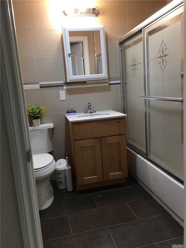 Foto del edificio - 120-45 Sunrise Ct