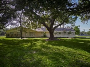 Building Photo - 902 Clover Ridge Ave