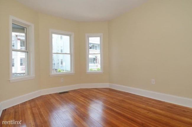 Building Photo - 33 Taft St
