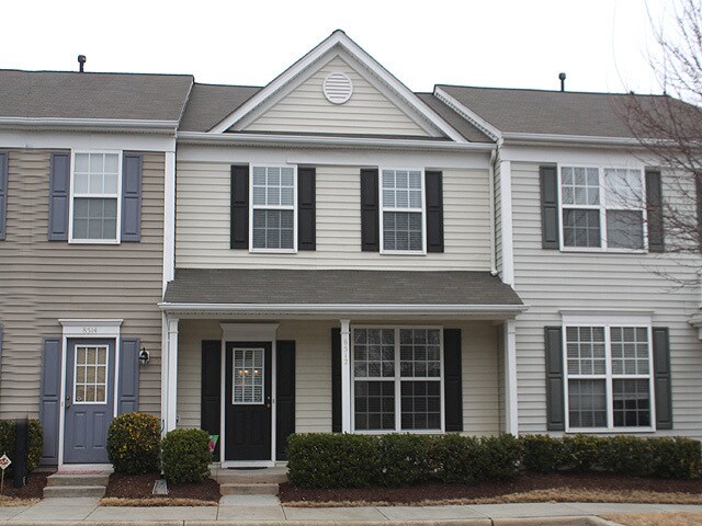 Foto principal - 3-Bedroom Townhome in Fantastic NW Raleigh...