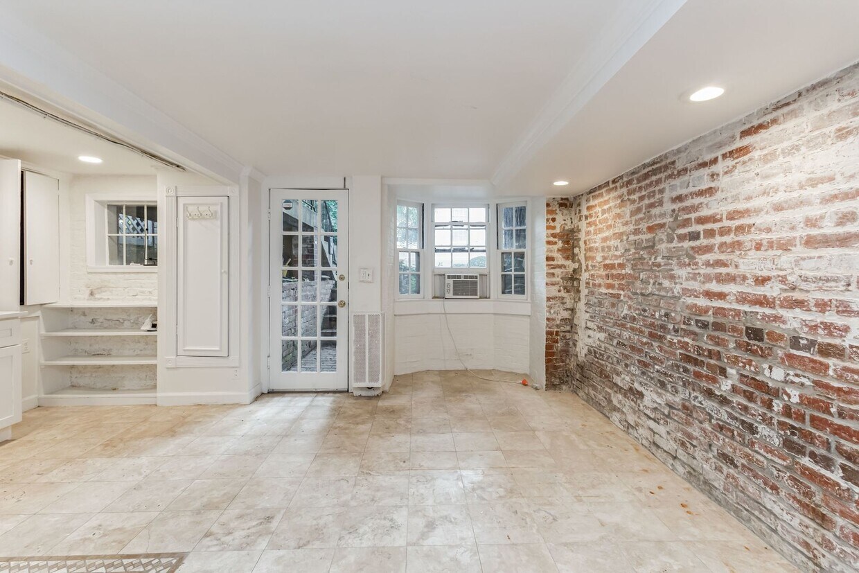 Primary Photo - Sought-after 1Bd/1Bth lower level in GT!