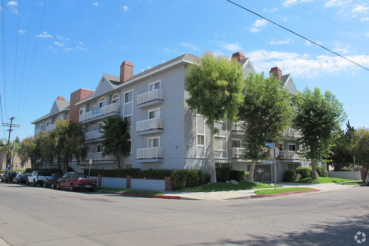 Building Photo - Tarzana Court Apartments