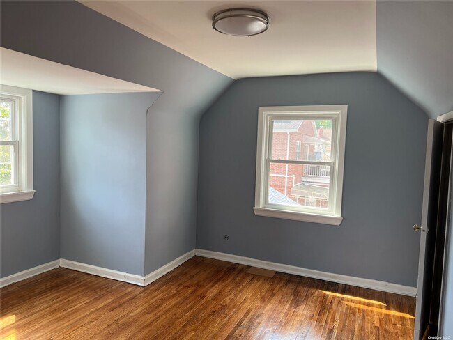 Foto del edificio - 81-52 Little Neck Pkwy