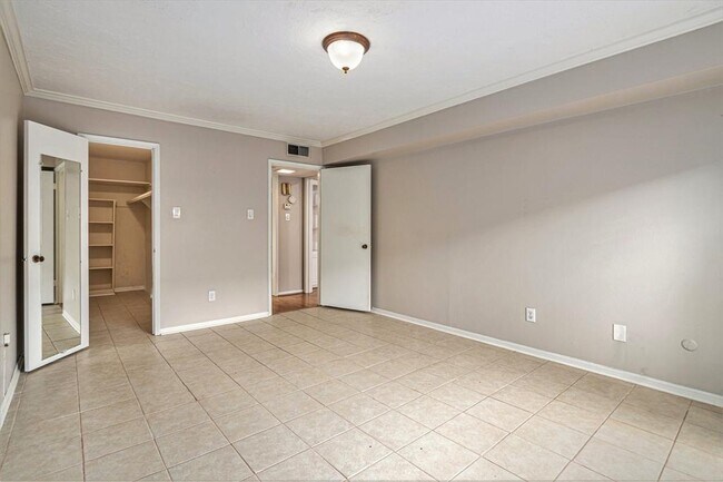 Building Photo - 355 N Post Oak Ln