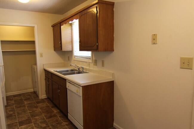 Building Photo - 1 Bedroom Pet Friendly Home For Rent Near ...
