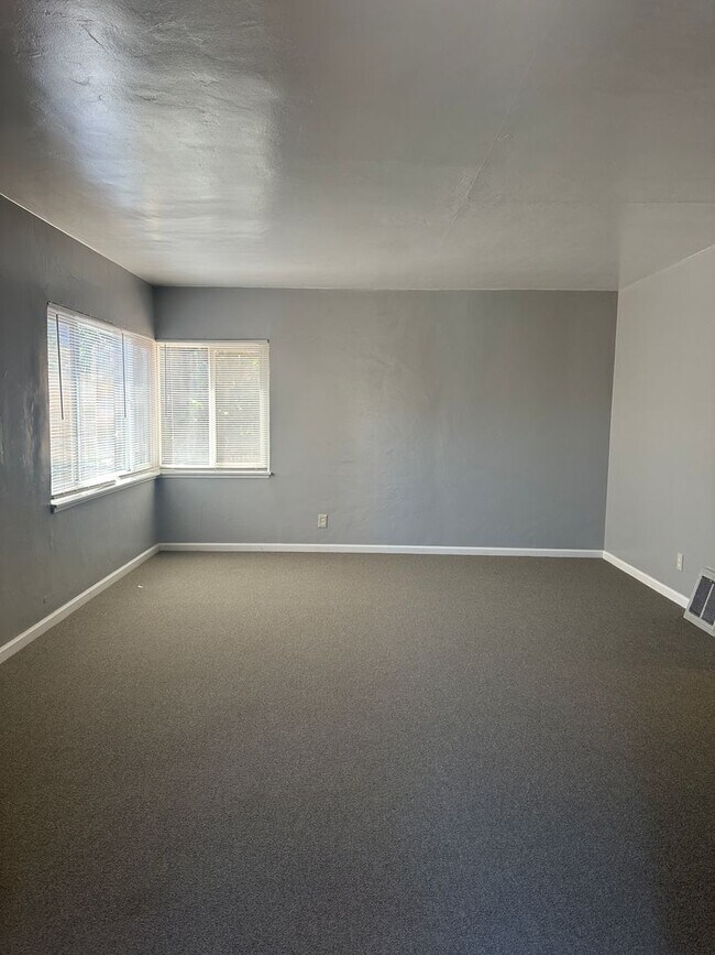 Building Photo - Spacious & charming 3 bed/1bath unit near ...
