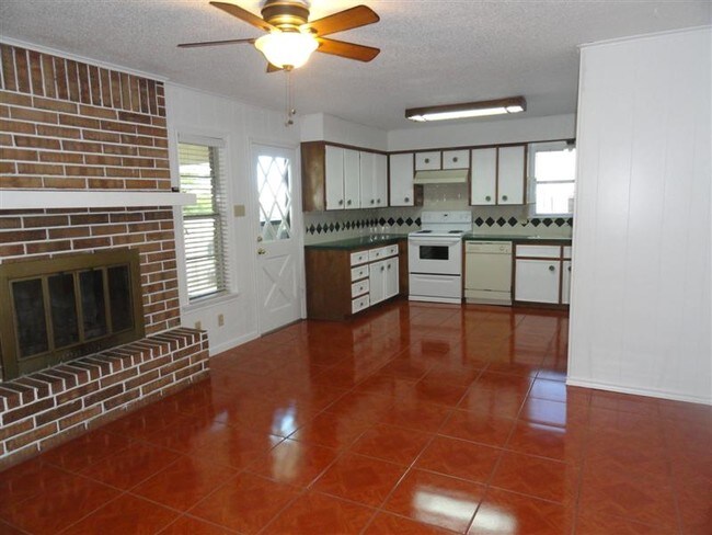 Building Photo - 3011 Cypress Dr