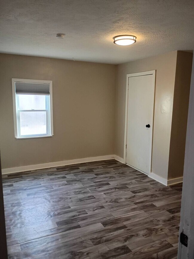 Building Photo - Charming 3 - Bedroom Property in Prime Location