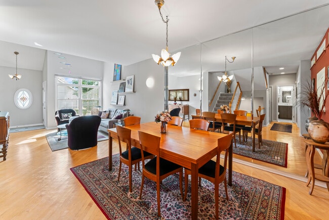 Foto del edificio - 566 W Bridge View Ct