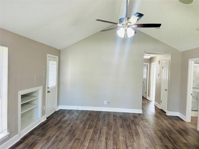 Building Photo - 10806 Parkland Woods Dr