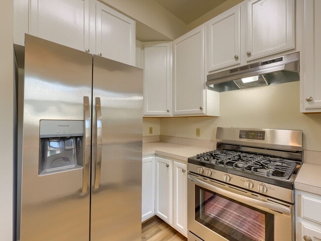 Building Photo - Spacious 3 bedroom on Fulton St