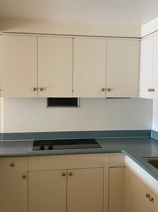 Foto del edificio - 2 BD / 2 BA Condo Right Across Ala Moana!