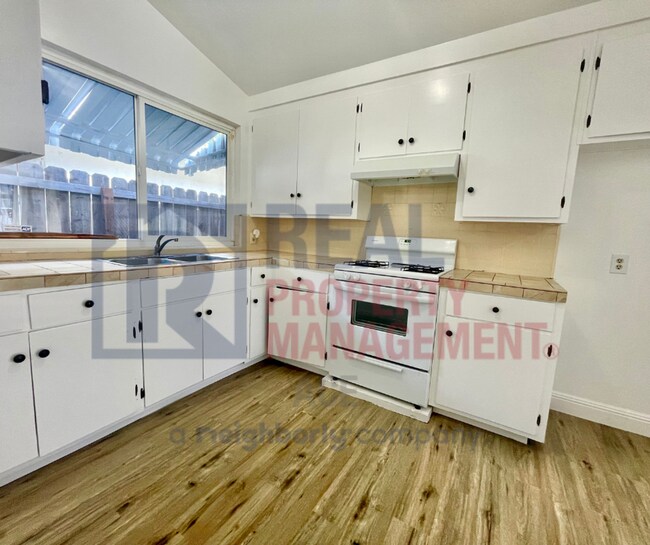 Foto del edificio - Spacious 2 beds 1 bath house with 1 car ga...